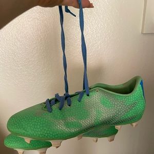 Soccer shoes